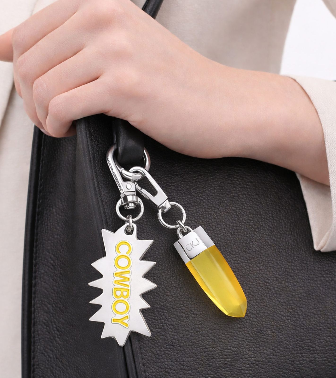 Cooles Calvin Klein Charm-Set Downtown Edelstahl-Anhänger mit kontrastfarbigen Harz und COWBOY-Schriftzug Taschen-Accessoires 7x1,3cm KJJCJA090200 Silber/Gelb