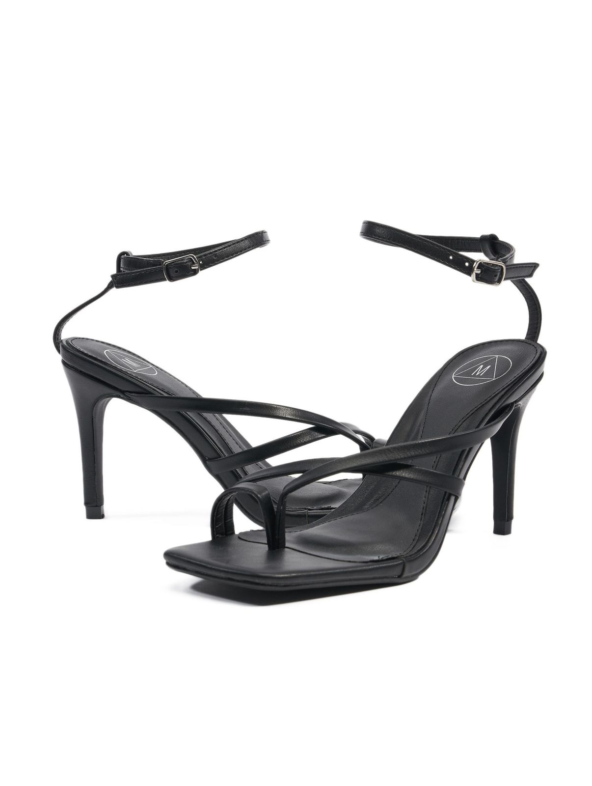 Missguided Sandalen mit gekreuzten Zehenstegen und niedrigem Absatz in Schwarz