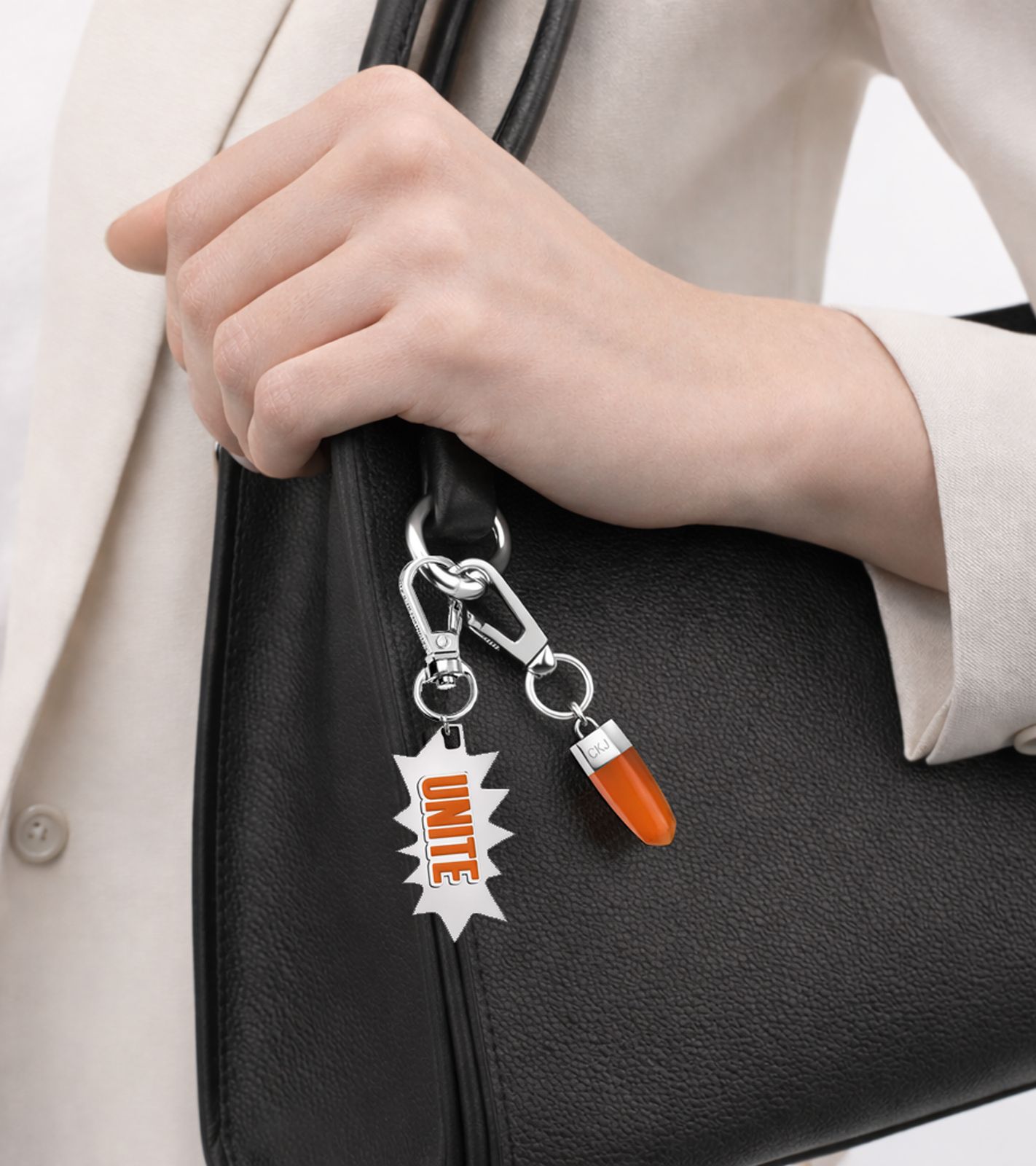 Urbanes Calvin Klein Charm-Set Downtown Edelstahl-Anhänger mit kontrastfarbigen Harz und UNITE-Schriftzug Taschen-Accessoires 7x1,3cm KJJCSA090100 Silber/Orange